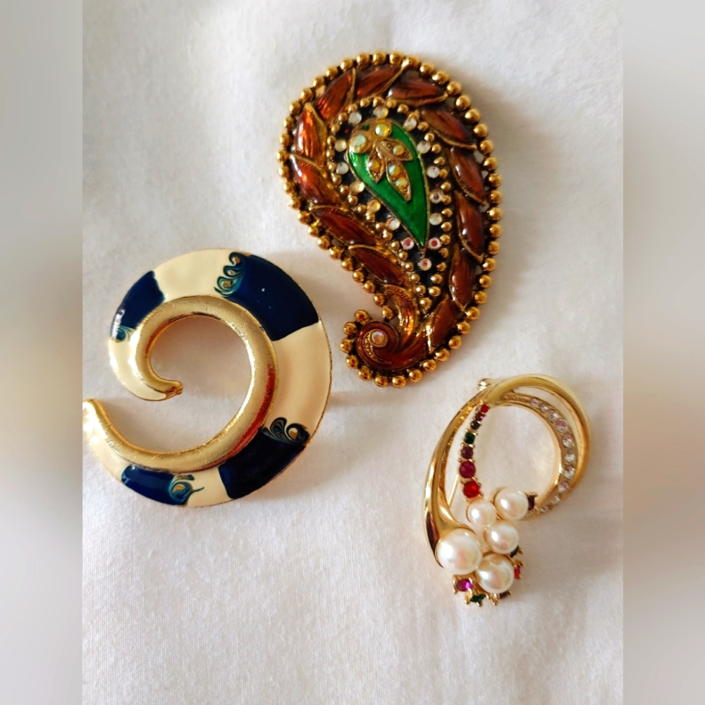 Brooches/Pins Enamel and Gold wig Pearls and Crystals
